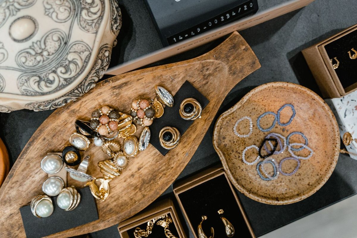 Bijoux anciens posés sur un plateau en bois