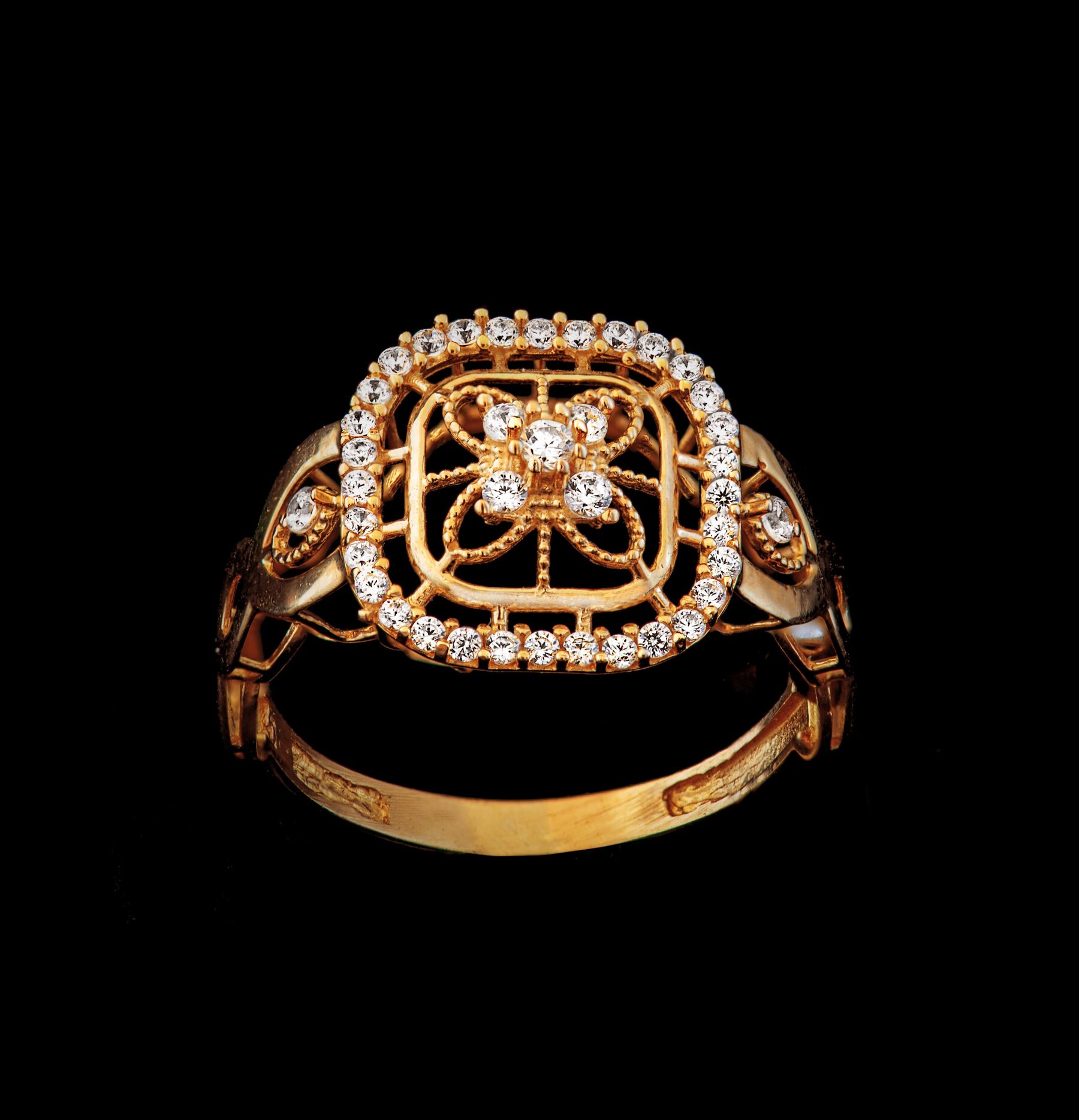 Bague en or ajourée, sertie de diamants
