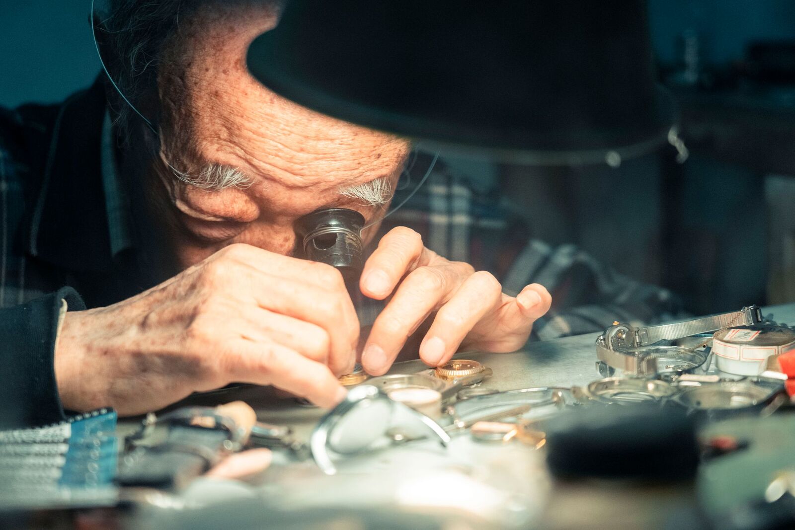 Un expert examine le mécanisme d’une montre à la loupe
