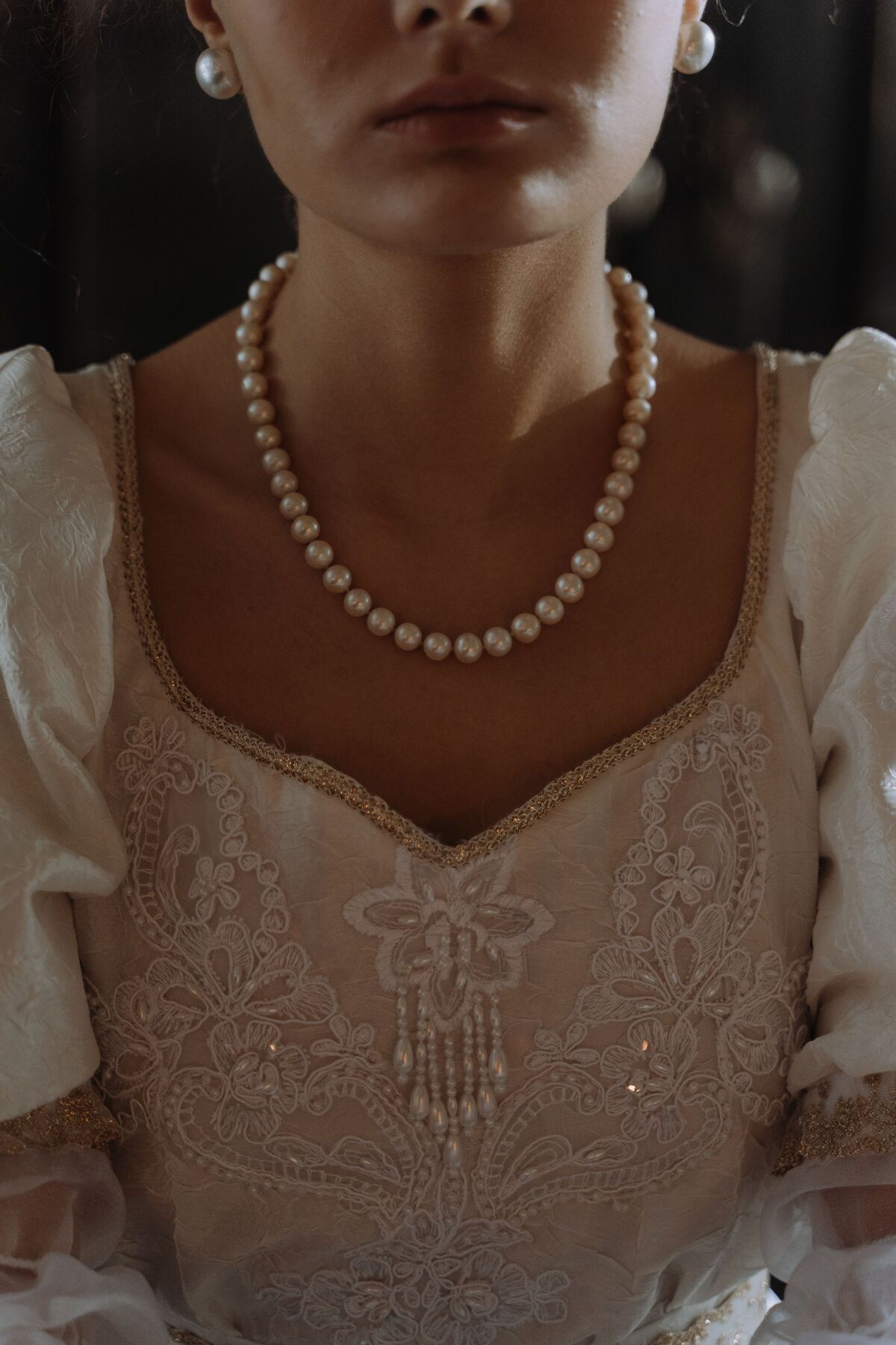 Collier de perles porté sur une robe ancienne