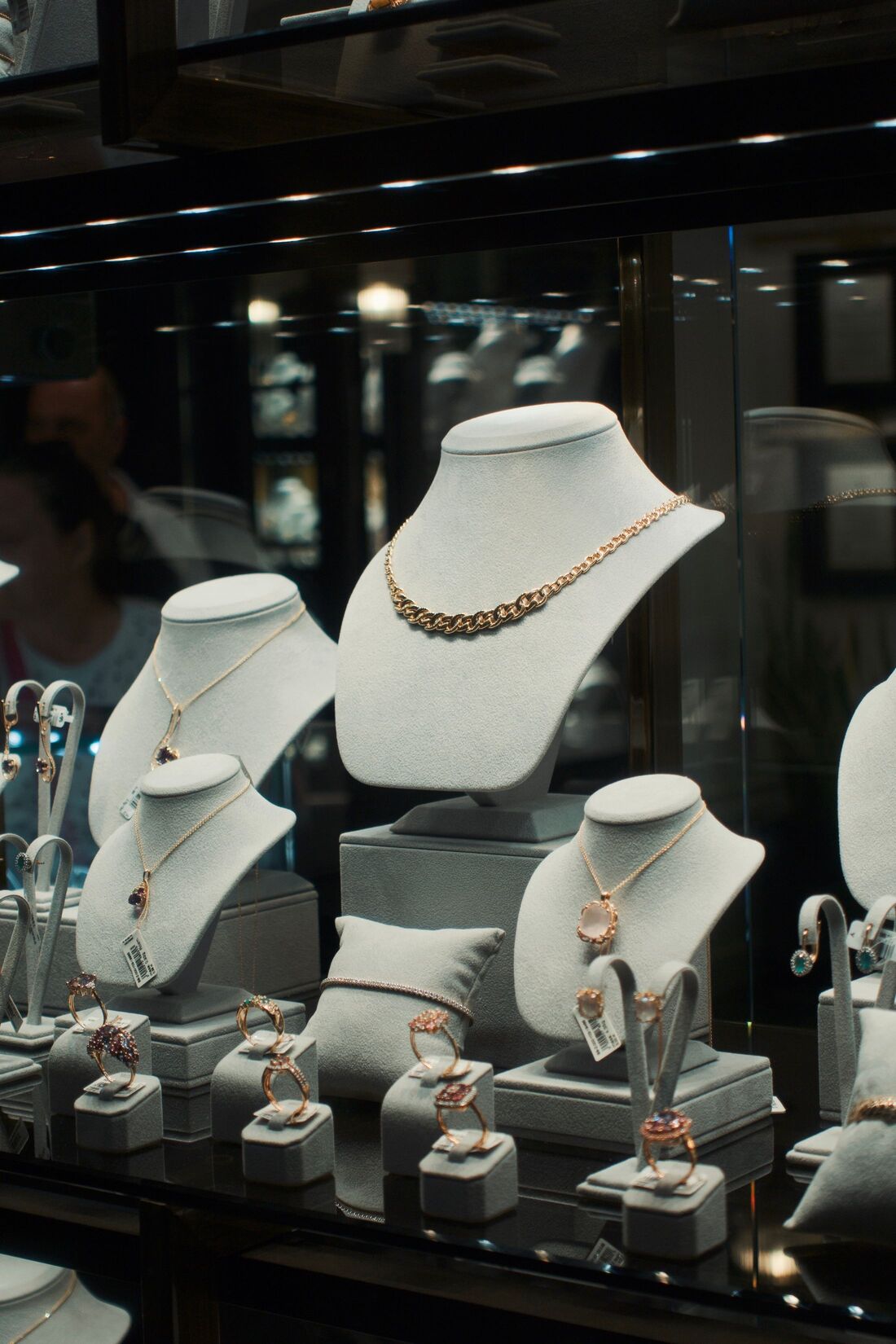 Vitrine de bijoux anciens et colliers en or