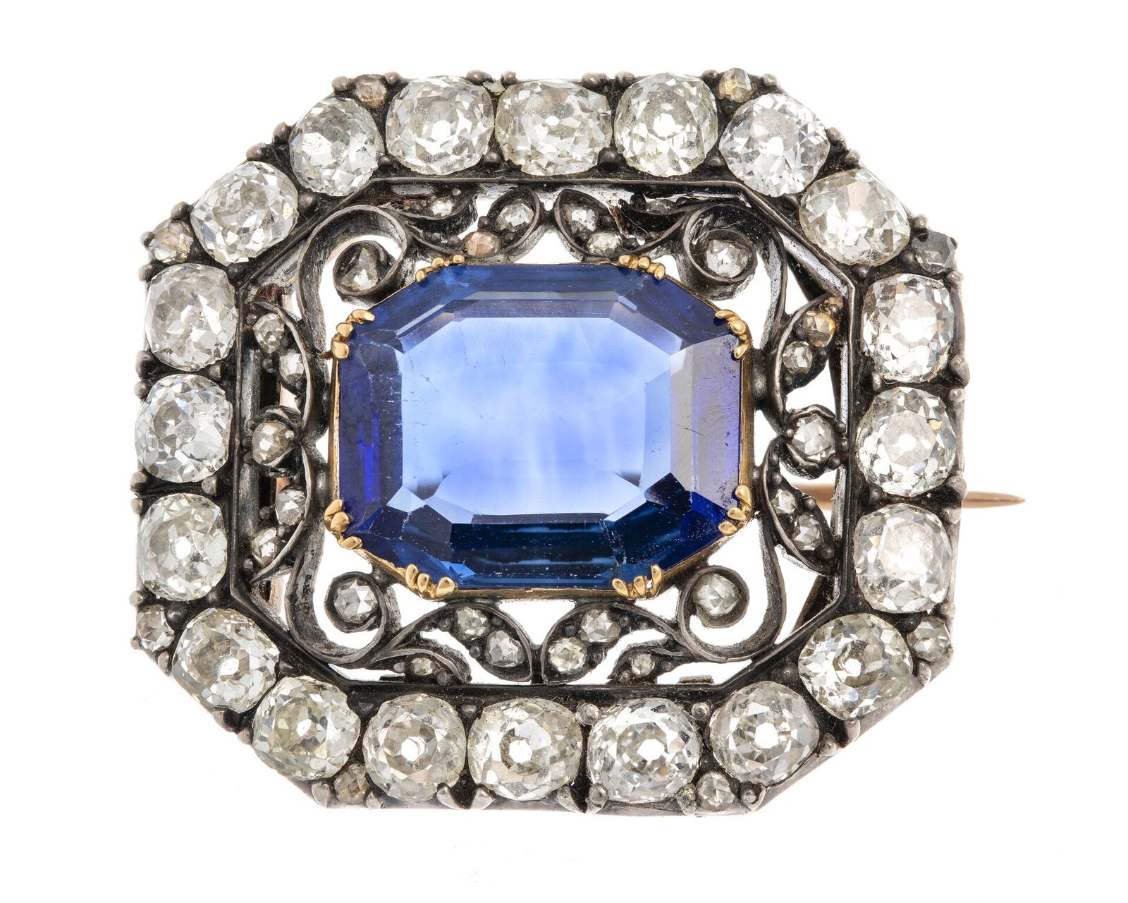 Broche ancienne ornée d’un saphir à pans coupés et de diamants taille ancienne