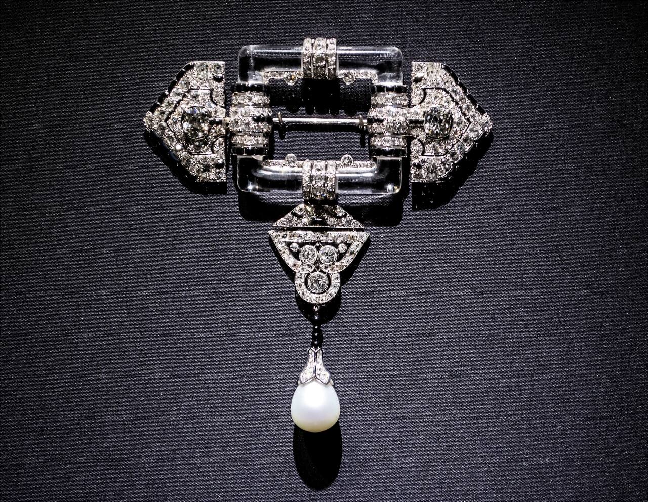 Broche Art déco en platine, diamants, onyx et perle
